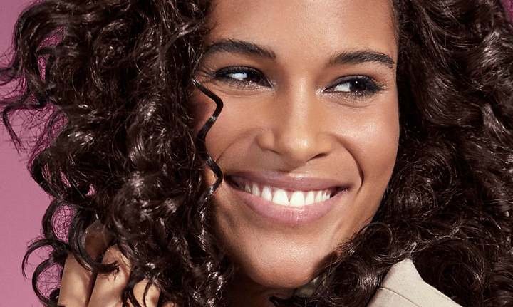 Cómo cortar el pelo rizado en seco |L’Oréal Paris